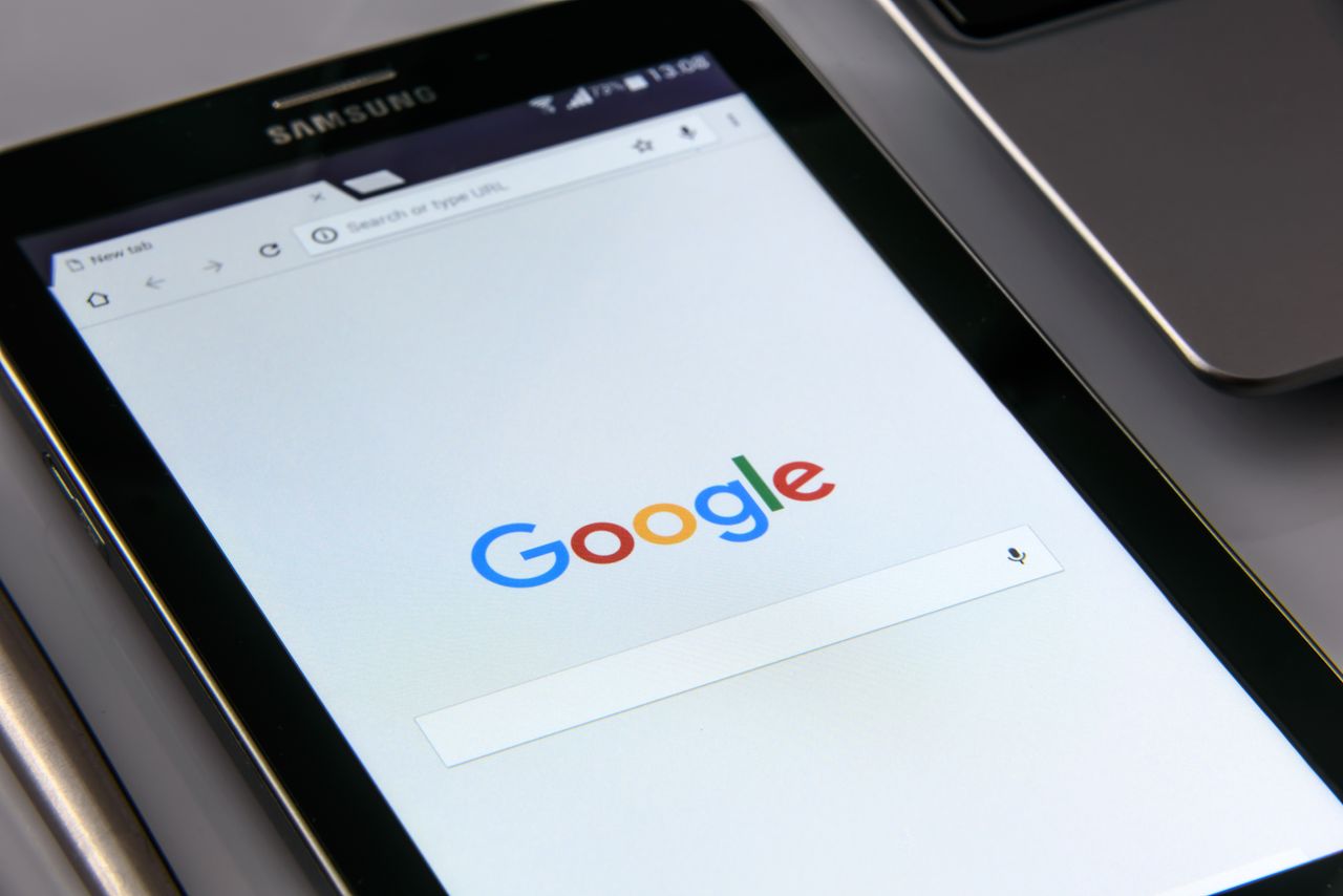 Vue rapprochée d’une tablette affichant l’écran de recherche Googles, mettant en avant la technologie et la navigation sur internet.